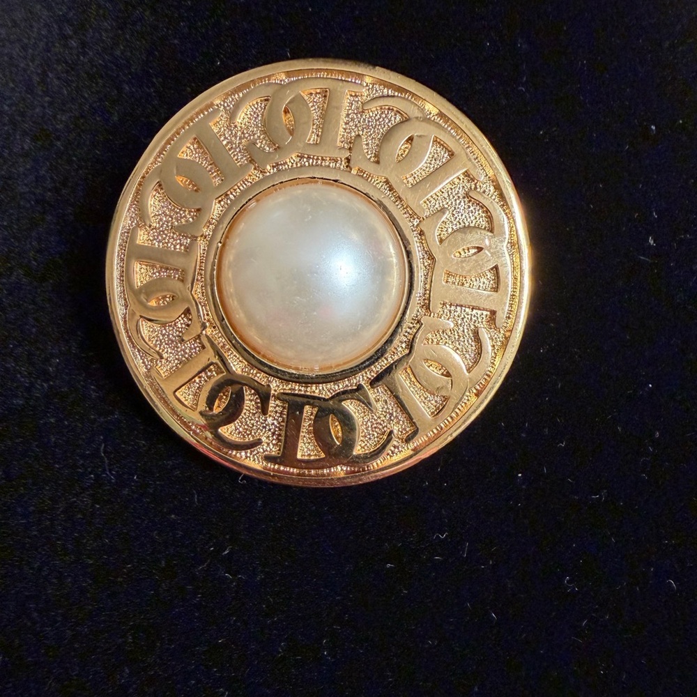 Christian Dior Gold and Faux Pearl Circular Brooch - Picture 4 of 7